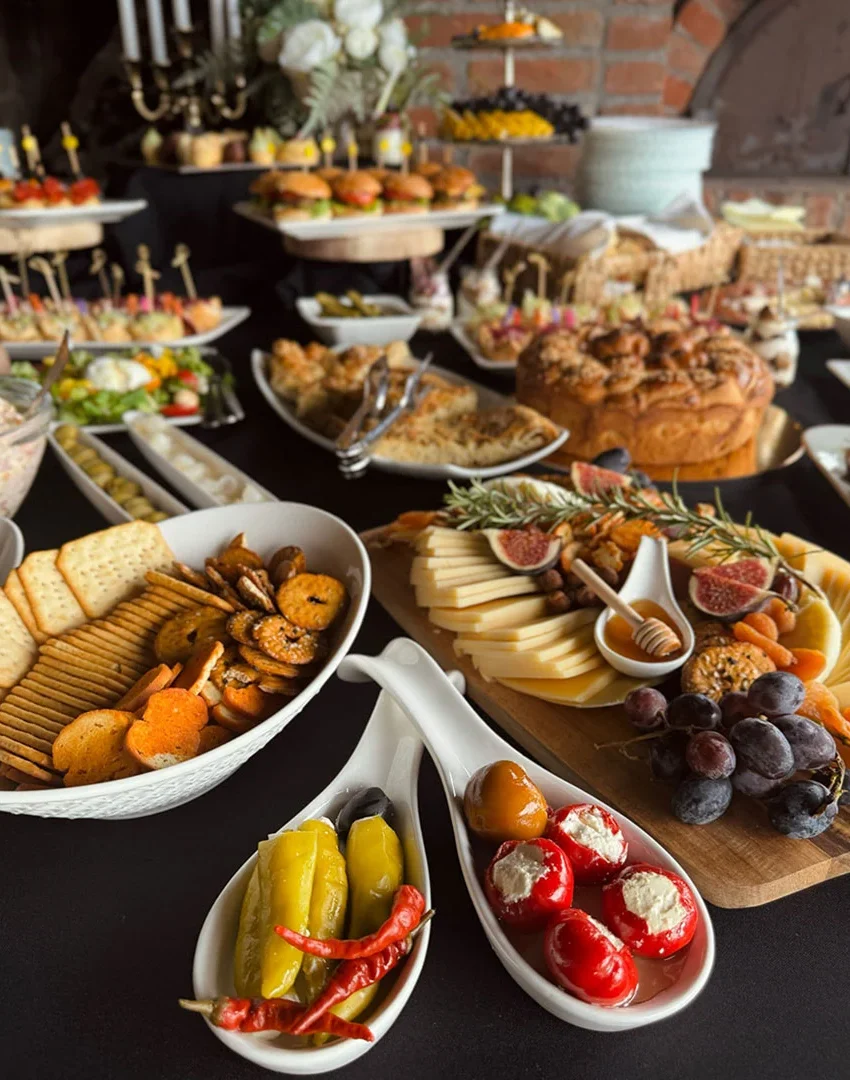 https://catering.thelakehouse.hr/wp-content/uploads/2025/10/tlh-catering-naslovna-4-850x1080.webp