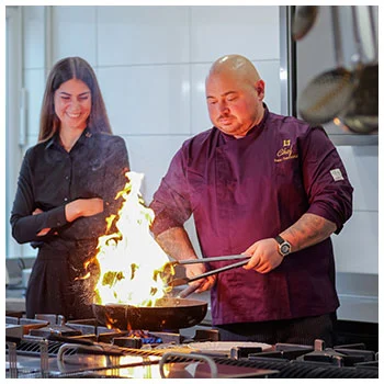 https://catering.thelakehouse.hr/wp-content/uploads/2025/12/tlh_catering_nas_tim_1.webp